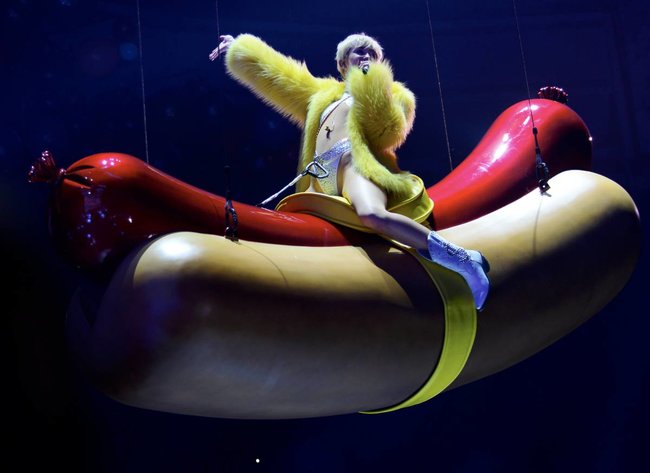 Майли Сайрус выступила в Ванкувере на «Rogers Arena»: miley-cyrus-441_Starbeat.ru