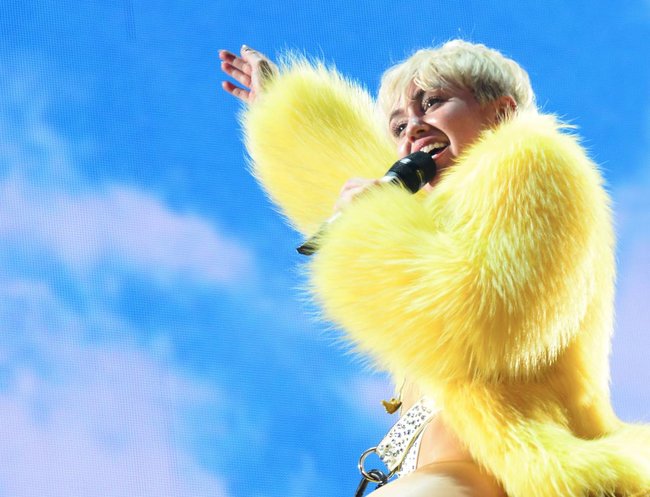 Майли Сайрус выступила в Ванкувере на «Rogers Arena»: miley-cyrus-451_Starbeat.ru