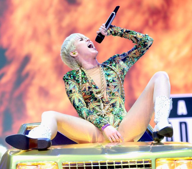 Майли Сайрус выступила в Ванкувере на «Rogers Arena»: miley-cyrus-45_Starbeat.ru