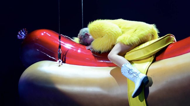 Майли Сайрус выступила в Ванкувере на «Rogers Arena»: miley-cyrus-46_Starbeat.ru