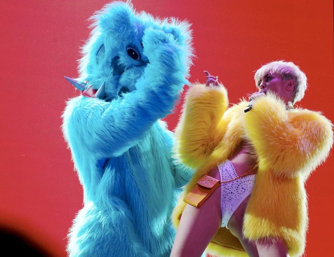 Майли Сайрус выступила в Ванкувере на «Rogers Arena»: miley-cyrus-47_Starbeat.ru