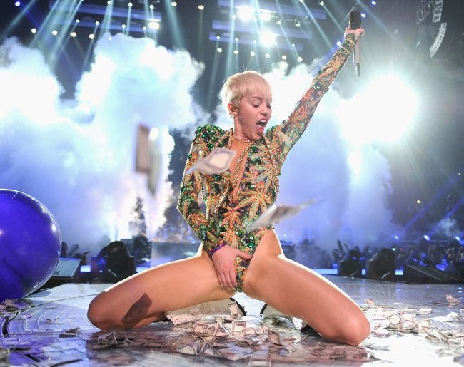 Майли Сайрус выступила в Ванкувере на «Rogers Arena»: miley-cyrus-54_Starbeat.ru