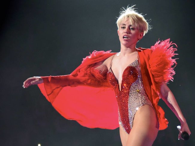 Майли Сайрус выступила в Ванкувере на «Rogers Arena»: miley-cyrus-56_Starbeat.ru