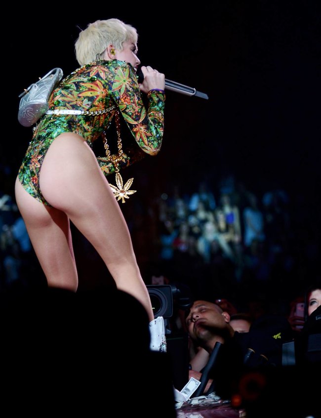 Майли Сайрус выступила в Ванкувере на «Rogers Arena»: miley-cyrus-57_Starbeat.ru