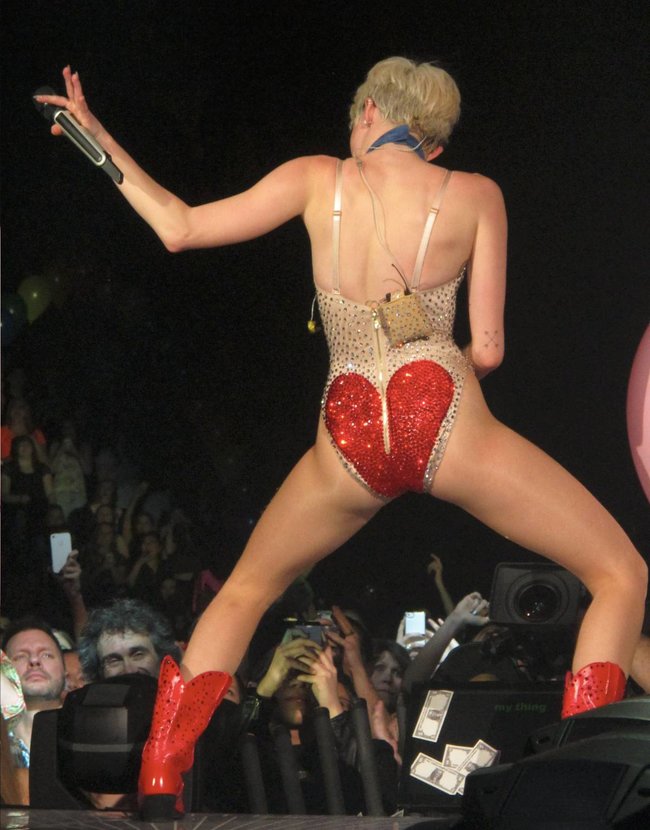Майли Сайрус выступила в Ванкувере на «Rogers Arena»: miley-cyrus-611_Starbeat.ru