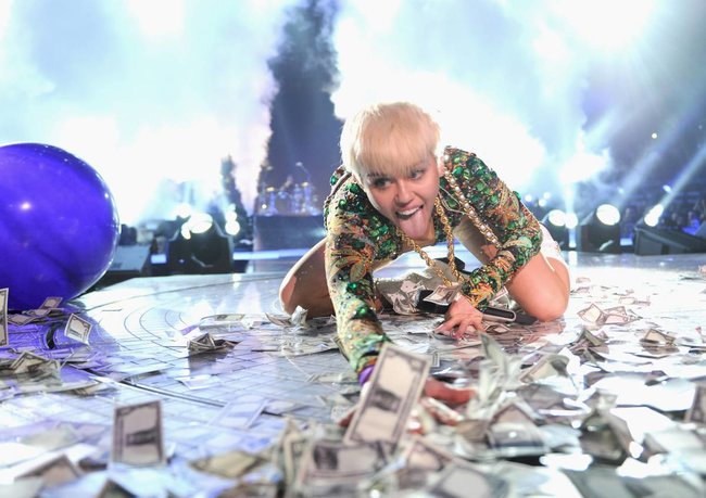 Майли Сайрус выступила в Ванкувере на «Rogers Arena»: miley-cyrus-62_Starbeat.ru