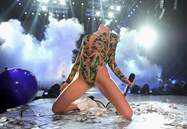 Майли Сайрус выступила в Ванкувере на «Rogers Arena»: miley-cyrus-71_Starbeat.ru