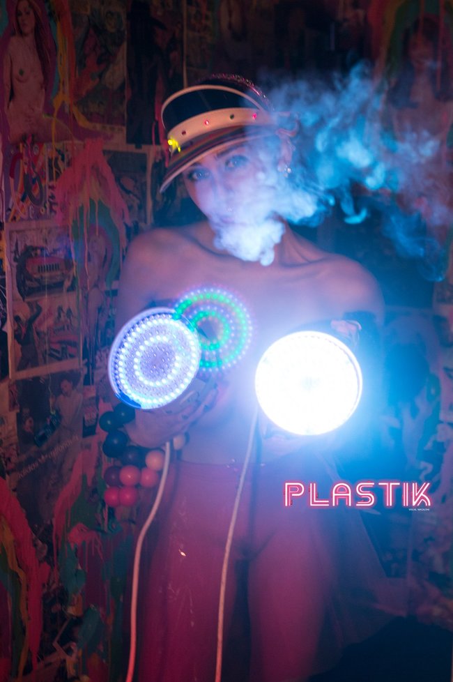 Голая Майли Сайрус окончательно потеряла стыд на страницах Plastik Magazine: miley-cyrus-10_Starbeat.ru