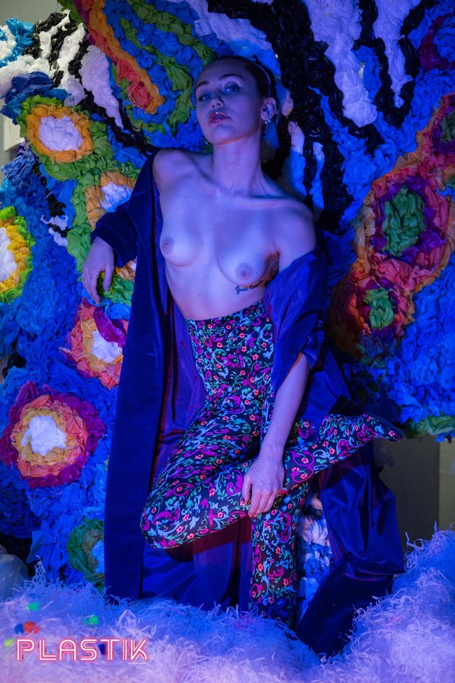 Голая Майли Сайрус окончательно потеряла стыд на страницах Plastik Magazine: miley-cyrus-15_Starbeat.ru