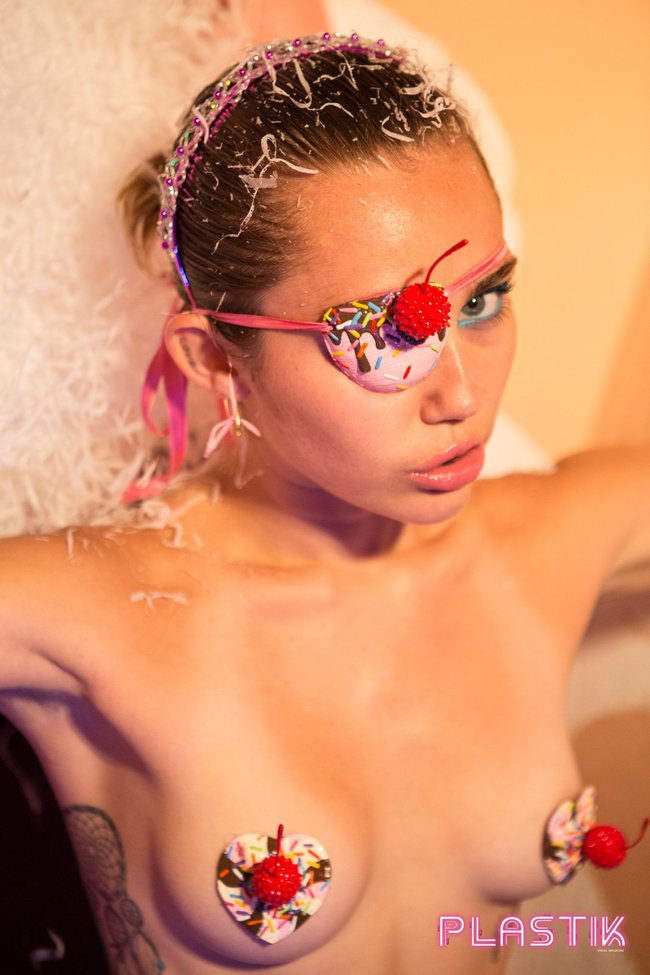Голая Майли Сайрус окончательно потеряла стыд на страницах Plastik Magazine: miley-cyrus-5_Starbeat.ru