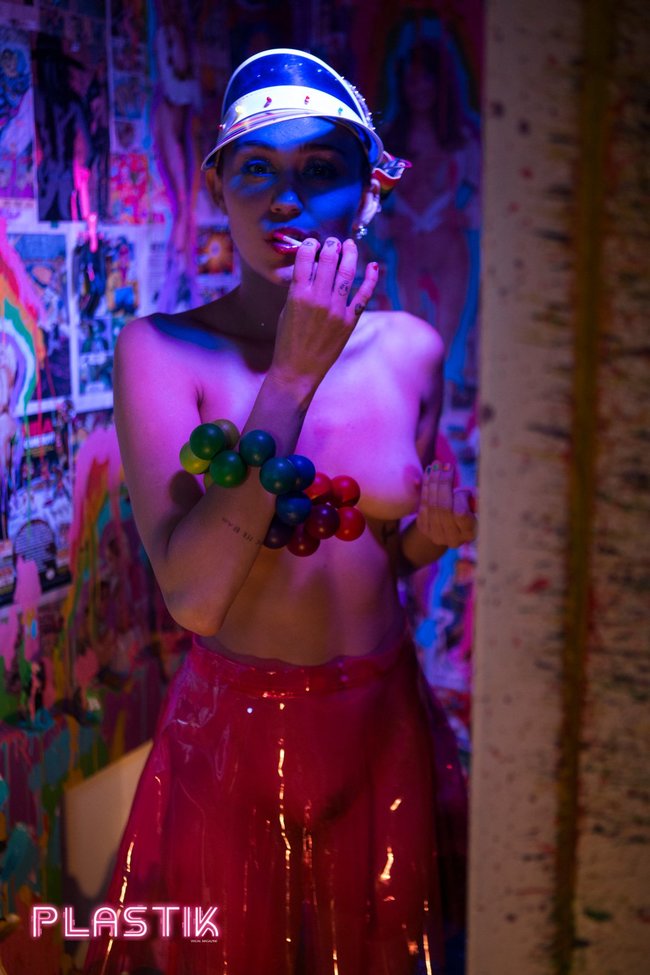 Голая Майли Сайрус окончательно потеряла стыд на страницах Plastik Magazine: miley-cyrus-9_Starbeat.ru