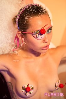 Голая Майли Сайрус окончательно потеряла стыд на страницах Plastik Magazine: miley-cyrus-5_Starbeat.ru