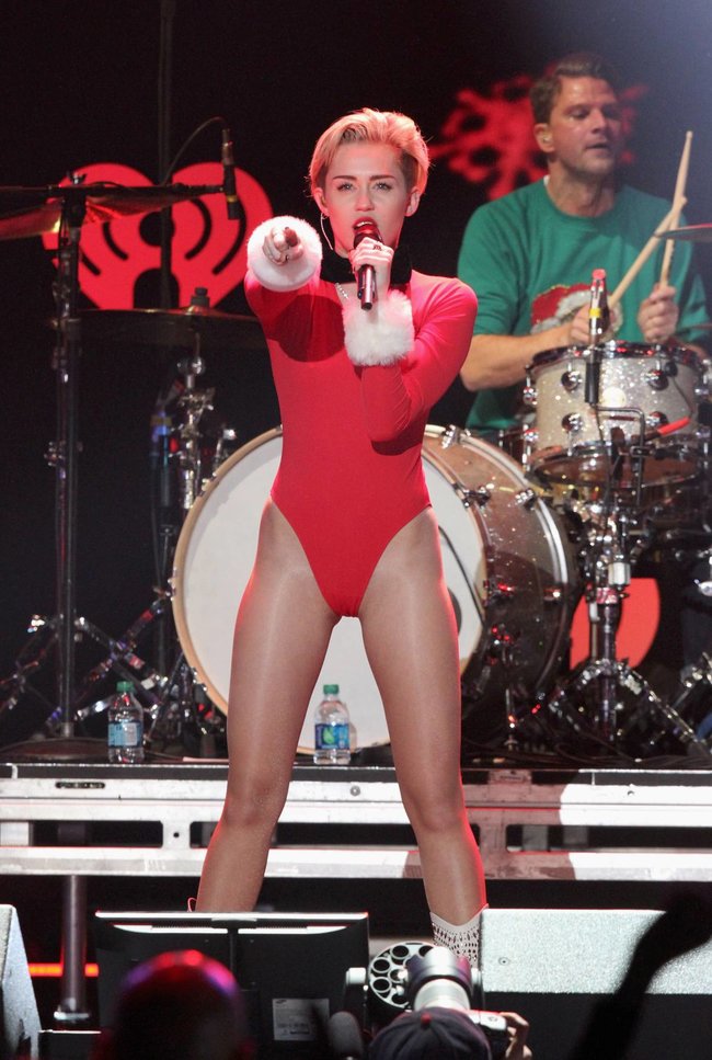 Майли Сайрус выступила в Атланте на концерте «Power 96.1 Jingle Ball 2013»: miley-cyrus-112_Starbeat.ru