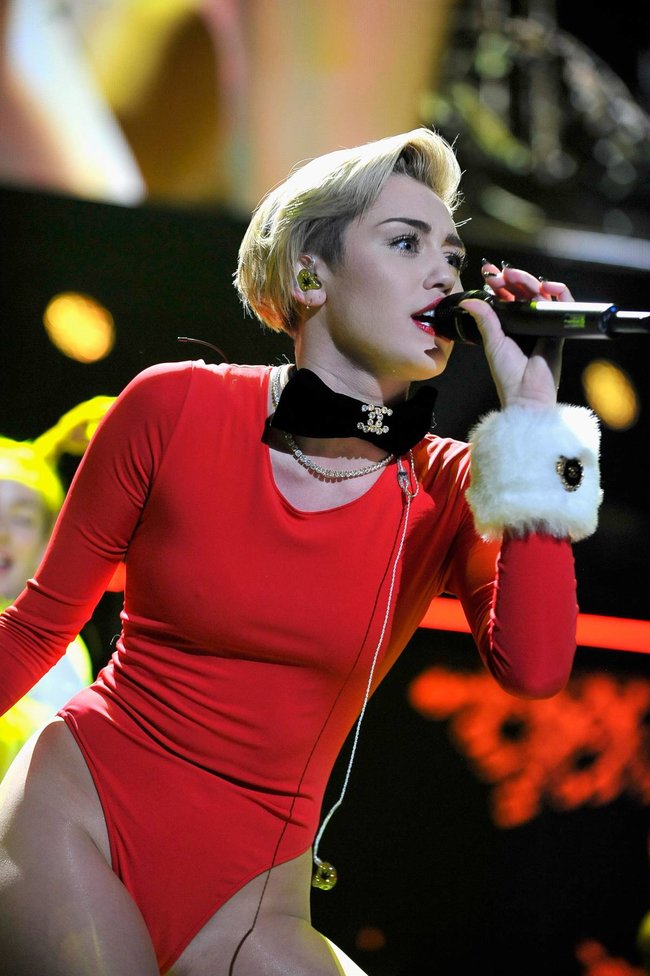Майли Сайрус выступила в Атланте на концерте «Power 96.1 Jingle Ball 2013»: miley-cyrus-113_Starbeat.ru