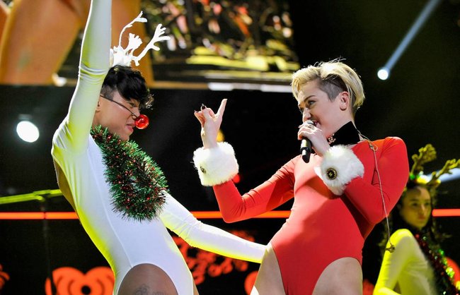Майли Сайрус выступила в Атланте на концерте «Power 96.1 Jingle Ball 2013»: miley-cyrus-122_Starbeat.ru