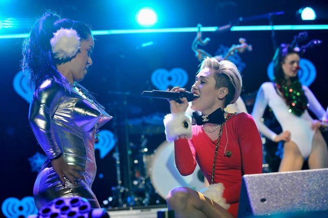 Майли Сайрус выступила в Атланте на концерте «Power 96.1 Jingle Ball 2013»: miley-cyrus-151_Starbeat.ru