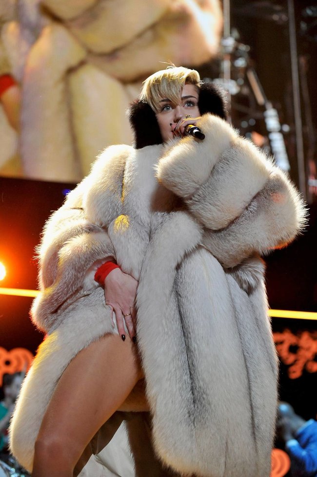 Майли Сайрус выступила в Атланте на концерте «Power 96.1 Jingle Ball 2013»: miley-cyrus-161_Starbeat.ru