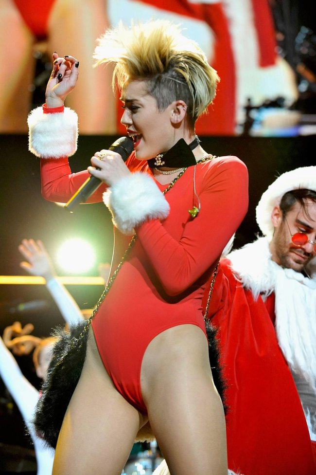 Майли Сайрус выступила в Атланте на концерте «Power 96.1 Jingle Ball 2013»: miley-cyrus-171_Starbeat.ru