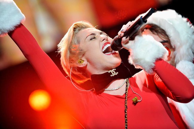 Майли Сайрус выступила в Атланте на концерте «Power 96.1 Jingle Ball 2013»: miley-cyrus-191_Starbeat.ru