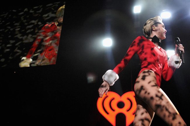 Майли Сайрус выступила в Атланте на концерте «Power 96.1 Jingle Ball 2013»: miley-cyrus-311_Starbeat.ru