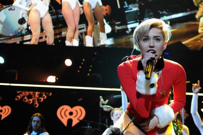 Майли Сайрус выступила в Атланте на концерте «Power 96.1 Jingle Ball 2013»: miley-cyrus-42_Starbeat.ru