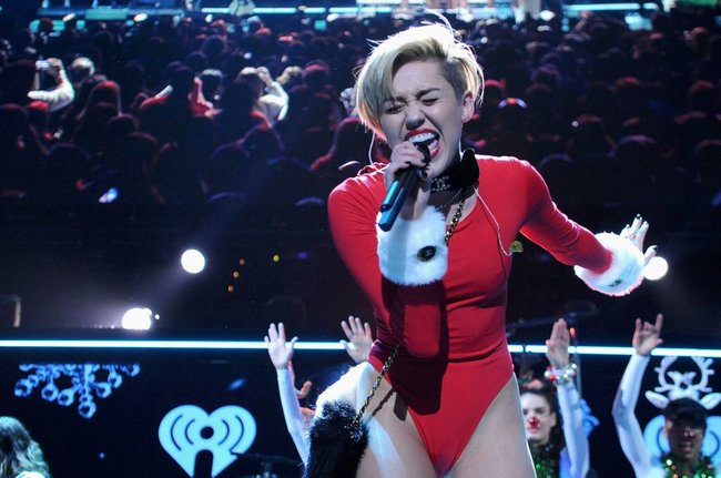 Майли Сайрус выступила в Атланте на концерте «Power 96.1 Jingle Ball 2013»: miley-cyrus-72_Starbeat.ru