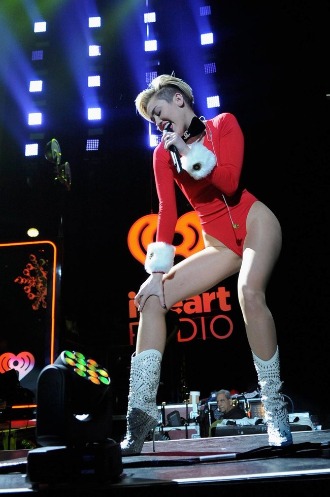 Майли Сайрус выступила в Атланте на концерте «Power 96.1 Jingle Ball 2013»: miley-cyrus-83_Starbeat.ru