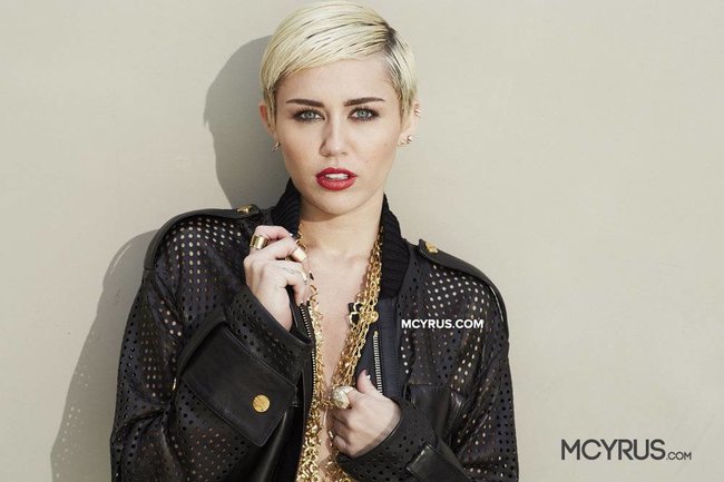 Майли Сайрус: певица продемонстрировала свою обнаженную грудь (фотограф: Brian Bowen Smith): miley-cyrus-610_Starbeat.ru