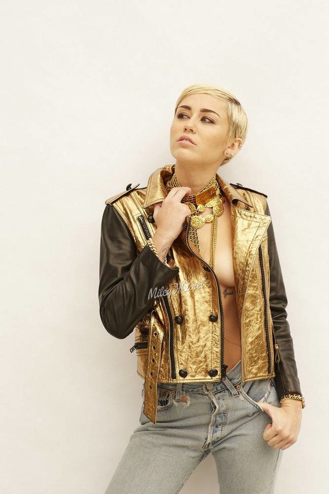 Майли Сайрус: певица продемонстрировала свою обнаженную грудь (фотограф: Brian Bowen Smith): miley-cyrus-710_Starbeat.ru