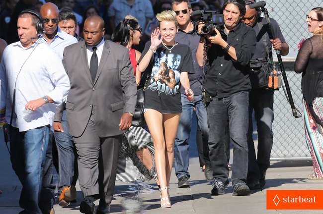 Увеличить фото miley-cyrus-tupac-shakur-admirer-01_Starbeat.ru Майли Сайрус: выступление на шоу «Jimmy Kimmel Live»: miley-cyrus-tupac-shakur-admirer-01_Starbeat.ru