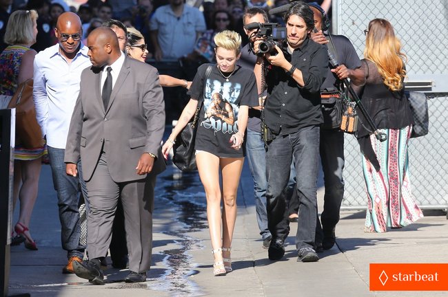 Увеличить фото miley-cyrus-tupac-shakur-admirer-03_Starbeat.ru Майли Сайрус: выступление на шоу «Jimmy Kimmel Live»: miley-cyrus-tupac-shakur-admirer-03_Starbeat.ru