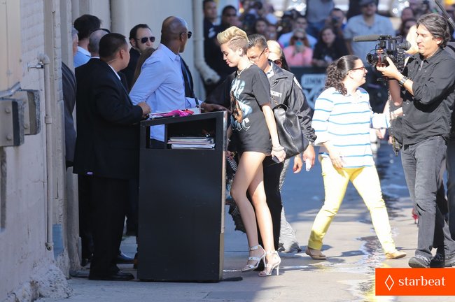Увеличить фото miley-cyrus-tupac-shakur-admirer-05_Starbeat.ru Майли Сайрус: выступление на шоу «Jimmy Kimmel Live»: miley-cyrus-tupac-shakur-admirer-05_Starbeat.ru