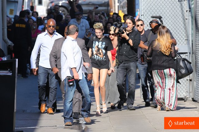 Увеличить фото miley-cyrus-tupac-shakur-admirer-08_Starbeat.ru Майли Сайрус: выступление на шоу «Jimmy Kimmel Live»: miley-cyrus-tupac-shakur-admirer-08_Starbeat.ru