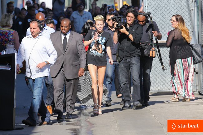Увеличить фото miley-cyrus-tupac-shakur-admirer-09_Starbeat.ru Майли Сайрус: выступление на шоу «Jimmy Kimmel Live»: miley-cyrus-tupac-shakur-admirer-09_Starbeat.ru