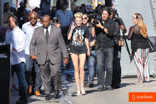 Увеличить фото miley-cyrus-tupac-shakur-admirer-10_Starbeat.ru Майли Сайрус: выступление на шоу «Jimmy Kimmel Live»: miley-cyrus-tupac-shakur-admirer-10_Starbeat.ru