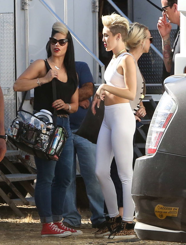 Сногсшибательная фигура Майли Сайрус: съемки клипа «We Can’t Stop»: miley-cyrus---we-cant-stop-music-video-set-in-los-angeles-02_Starbeat.ru