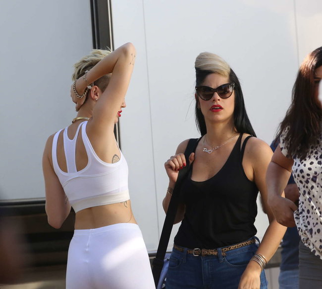 Сногсшибательная фигура Майли Сайрус: съемки клипа «We Can’t Stop»: miley-cyrus---we-cant-stop-music-video-set-in-los-angeles-05_Starbeat.ru