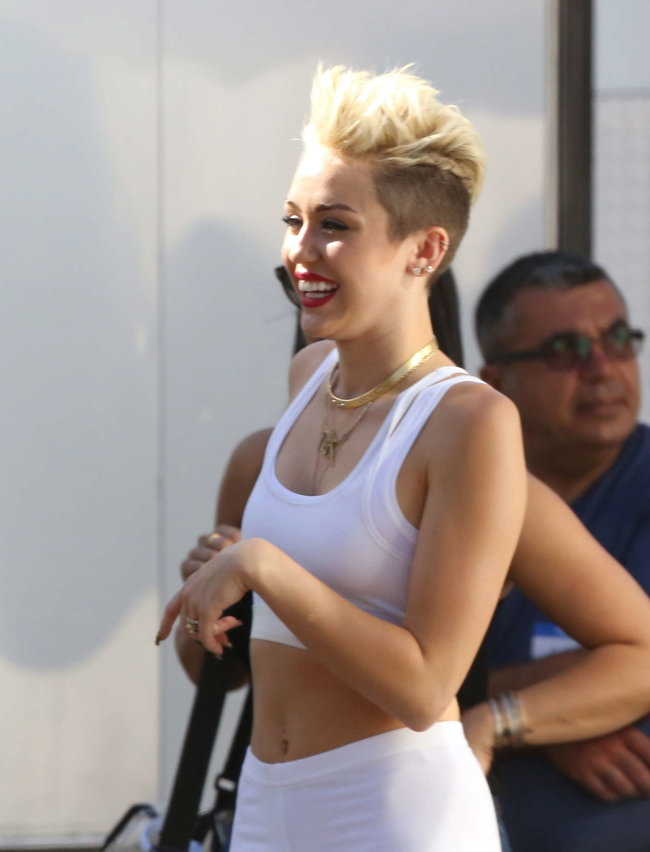 Сногсшибательная фигура Майли Сайрус: съемки клипа «We Can’t Stop»: miley-cyrus---we-cant-stop-music-video-set-in-los-angeles-06_Starbeat.ru