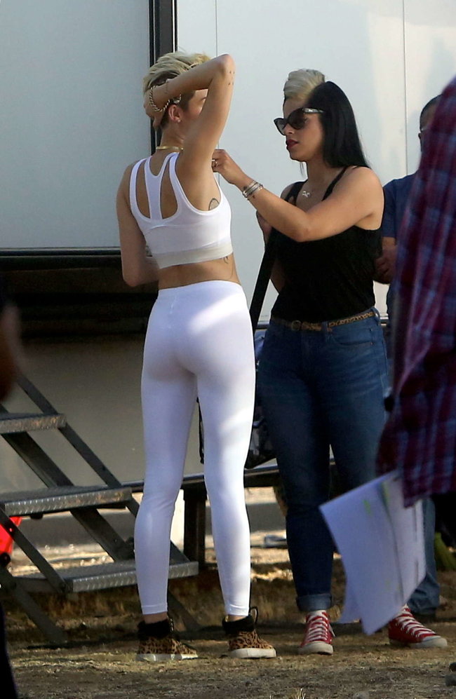 Сногсшибательная фигура Майли Сайрус: съемки клипа «We Can’t Stop»: miley-cyrus---we-cant-stop-music-video-set-in-los-angeles-10_Starbeat.ru