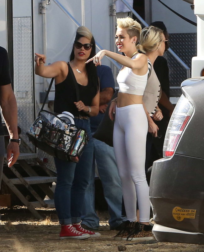 Сногсшибательная фигура Майли Сайрус: съемки клипа «We Can’t Stop»: miley-cyrus---we-cant-stop-music-video-set-in-los-angeles-11_Starbeat.ru