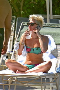 Увеличить фото miley-cyrus---wearing-a-bikini-at-a-pool-in-palm-desert--02_Starbeat.ru Майли Сайрус загорает около бассейна в бикини: miley-cyrus---wearing-a-bikini-at-a-pool-in-palm-desert--02_Starbeat.ru