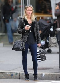 Ники Хилтон на шоппинге в Нью-Йорке: nicky-hilton-in-jeans--01_Starbeat.ru