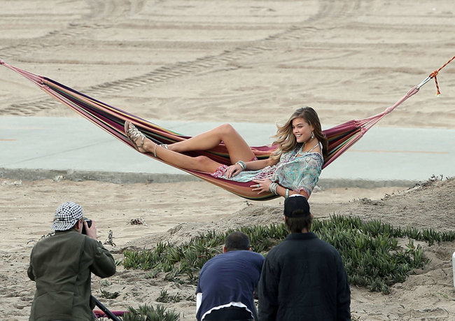Бикини-фотосессия в Лос-Анджелесе: Нина Агдал: nina-agdal-bikini-photoshoot--28_Starbeat.ru