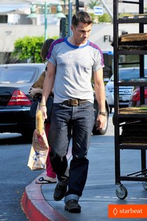 Оливье Мартинес на «Bristol Farms»: багет в пакет!: olivier-martinez-buys-baguette-at-bristol-farms-01_Starbeat.ru