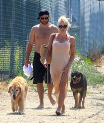 Памела Андерсон на пляже в Малибу: pamela-anderson---out-in-malibu--12_Starbeat.ru