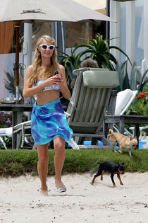 Пляжный сезон: Пэрис Хилтон в Малибу: paris-hilton-at-the-beach-in-malibu--01_Starbeat.ru
