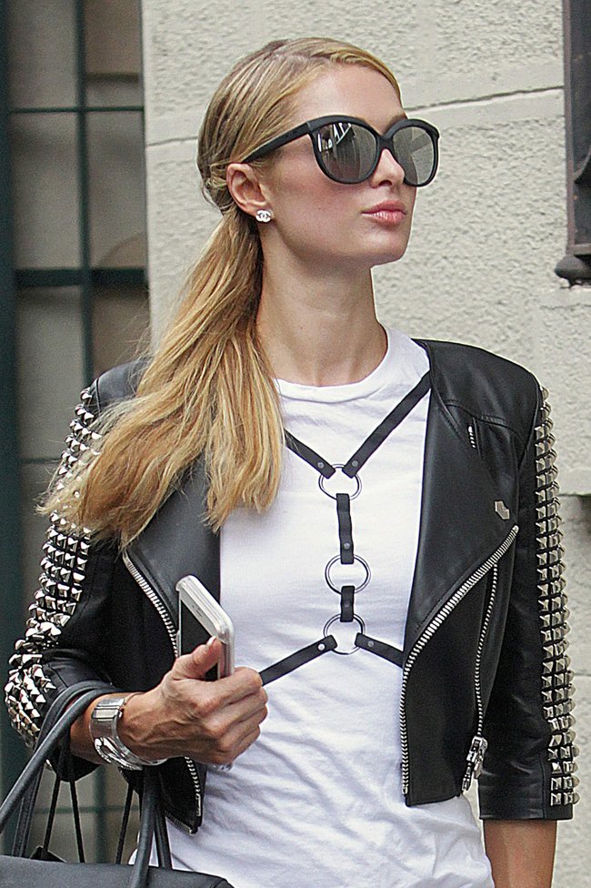 Пэрис Хилтон показала голубые стрингачи в Милане: paris-hilton-29_Starbeat.ru