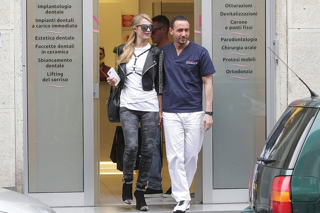 Пэрис Хилтон показала голубые стрингачи в Милане: paris-hilton-32_Starbeat.ru
