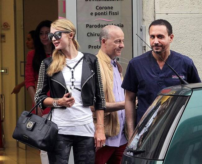 Пэрис Хилтон показала голубые стрингачи в Милане: paris-hilton-33_Starbeat.ru