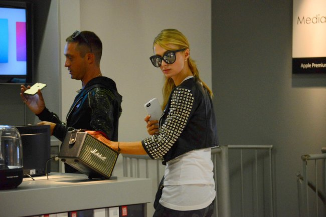 Пэрис Хилтон показала голубые стрингачи в Милане: paris-hilton-39_Starbeat.ru